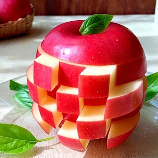 子供が喜ぶ♪ゲーム感覚で食べられる「りんごジェンガ」など、りんごの飾り切り特集